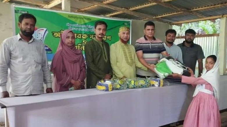 পূর্ব পুইছড়ি উচ্চ বিদ্যালয়ে ক্রীড়া সামগ্রী বিতরণ