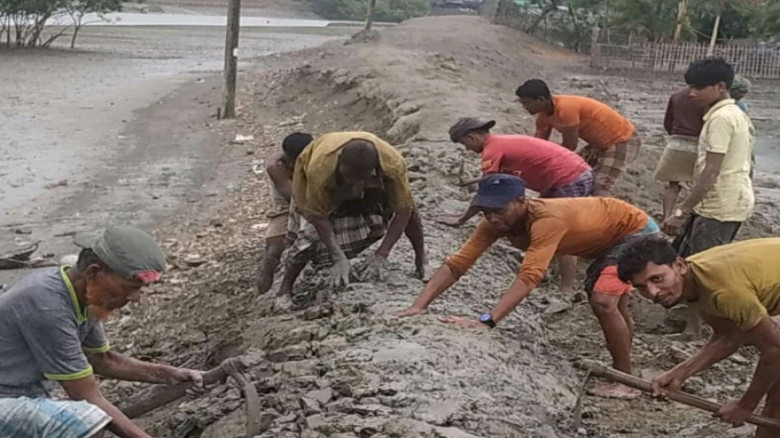 বেড়িবাঁধ সংস্কার না করে মাইকিং করা লজ্জাজনক 