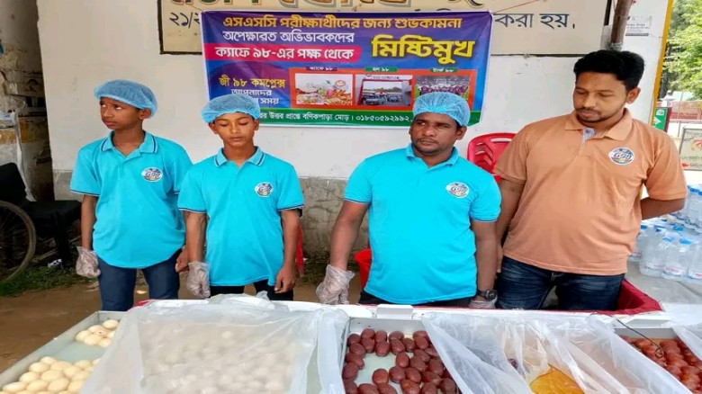 এসএসসি পরীক্ষার্থীদের অভিভাবকদের মিষ্টিমুখ করিয়ে প্রশংসায় ভা