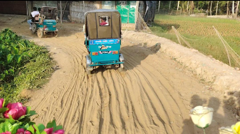 বাঁশখালীতে ৮৪ লাখ টাকার সড়কে লবণাক্ত বালু, ঠিকাদারের স্বীকা